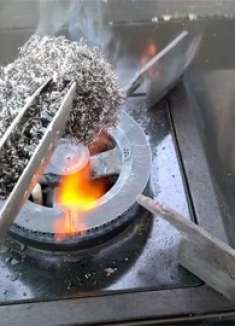 钢丝球放在火上烤一烤，没想到这么厉害，很多人都不懂，快收藏