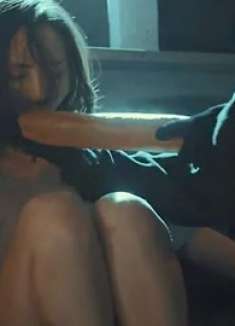 歹徒拿出40cm法棍面包，强行塞进女孩喉咙，简直丧心病狂！