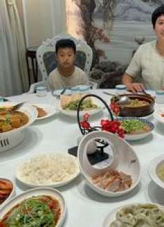 坐在车上，望着窗外，前往参观学习的路上，充满着无限可能