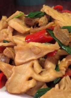 今天我家的主打下饭菜，竹笋炒肉，好吃的不要不要的