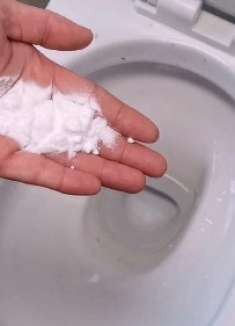 不管马桶黄垢多脏多厚,只需撒一把它,不用刷,一冲就干净