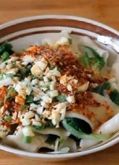 油泼面在家也可以吃到，简单的食材，小马教你做正点好吃的油泼面