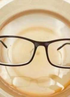 把眼镜放水里泡一泡，用途真是厉害，我也是才清楚，方法省钱好用