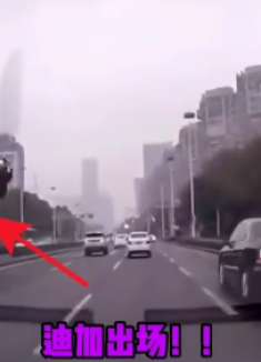 搞笑视频：迪迦奥特曼“腾空出场”