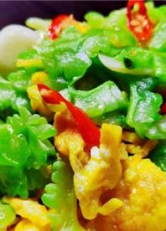 苦瓜炒鸡蛋，想要苦瓜不苦，鸡蛋滑嫩，翠绿不变色，技巧全在这