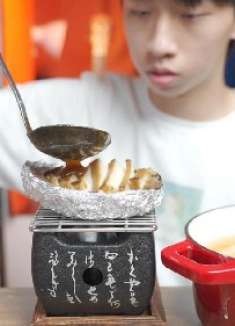 帅小伙花了整整12小时熬煮鲍汁，只为做出一道鲍汁炭烧黑金鲍！