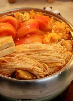 这个天气来一锅自制番茄时蔬火锅，暖呼呼的，超级赞！