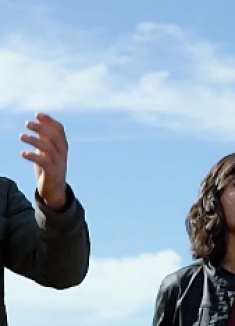 男孩跟随伙伴竟选择跳崖，怎料脚滑险跌落！