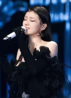 单依纯才叫歌唱界的扛把子，才唱一句就已是天籁了，一夜播放破亿