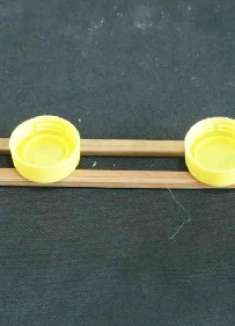 筷子上粘几个塑料瓶盖，解决了很多家庭的困扰，省钱又实用