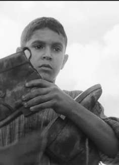 小男孩被迫害全过程，战争下的人性究竟可以黑暗到哪种程度