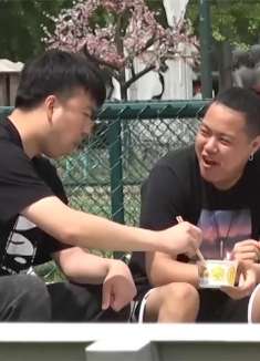 小伙街头装熟人蹭陌生路人的烤冷面吃，还跟他叙上旧了，出事了！