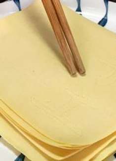 豆腐皮别再炒着吃，农村大妈教你新做法，鲜嫩入味，太香了