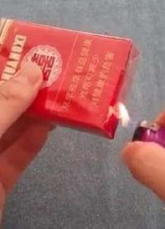 烟民们有福了：打火机烧一下烟盒底部，一年能省好几百，太厉害了