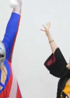 奥特曼真人版：奥特曼太抠门，惹怒小小，多多送她最爱的玩具