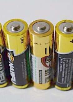 电池用完不要扔，用钳子捏捏它这个部位，还能继续用，能省不少钱