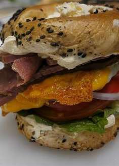 你见过这种传统的百吉饼吗？麦香浓郁，夹着多种食材超美味