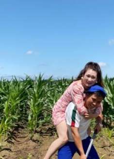 小伙娶个漂亮老婆，放家里不放心干活要背着，过程爆笑