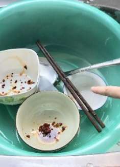 这样洗碗等于在吃“毒”,我们这几个错误的洗碗习惯一定要改改了