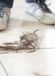 家里有女人，地板上永远有扫不完的长头发，教你几招头发清理干净