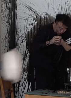 东北小伙忽悠父亲拿番茄酱往女朋友衣服上挤，还拿墨水给女朋友洗衣服