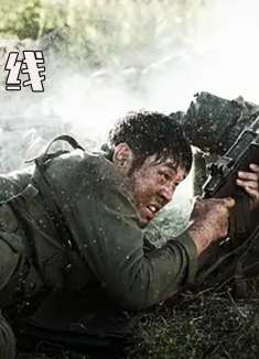 正在放水的北朝新兵突然察觉到，身后的南韩老兵举枪瞄准了自己！