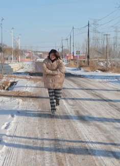 姑娘找村里的小伙修水管，俩人对话太逗了，真有才