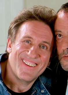 钢蛋绝对是影史最沙雕的家伙之一，喜剧电影《你丫闭嘴！》第三集