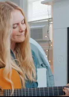 「Mele Kalikimaka」：两姐妹的合唱