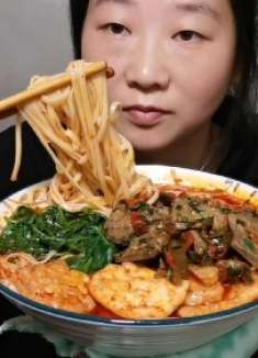 开饭啦，今天吃个爆辣面条，配泡椒猪肝、油豆腐豌豆尖妈呀太香了
