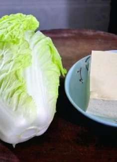 白菜炖豆腐，先炒白菜还是先炖豆腐？老厨师教你正确做法，太香了