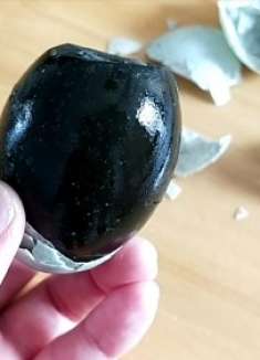 皮蛋不要直接吃,有的人会煮一下,原来是有原因的,别不当回事