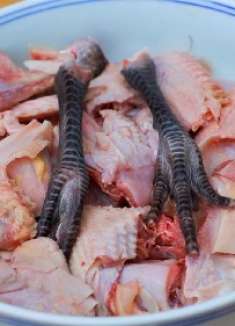 炖公鸡时，不要焯水过油了，教你好吃的正确做法，鸡肉软烂超好吃