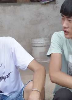 搞笑:兄弟俩都不想干活,网友妈妈喊你们回家吃饭