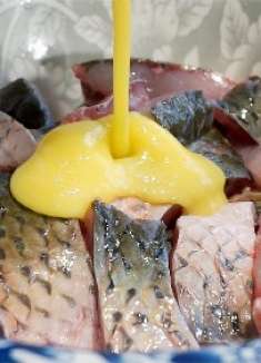 入冬后要多吃鱼，淋1个鸡蛋，不加一滴水，出锅连汁都不剩下