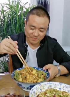 土豆豆角焖面，满满1大碗5分钟吃完，营养丰富成本不到8元太香了