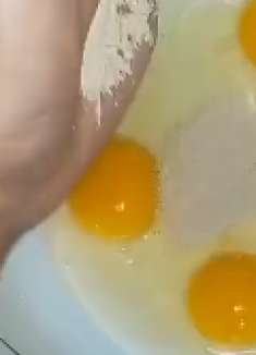 四个鸡蛋加上一碗面，用被子一压做出来外酥里软，香甜美味