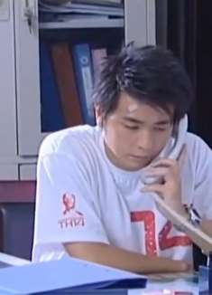 小伙被人追杀，哪料美女一个举动，竟救下小伙