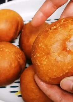 3个鸡蛋1碗面，教你不用烤箱做面包，香甜松软，简单好吃又解馋