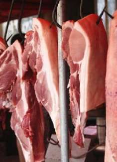 清水洗猪肉竟和没洗一样脏，1个笨方法彻底洗干净，还没腥味