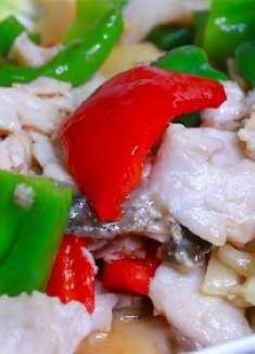 家常青椒溜鱼片怎么做好吃？这样做出来口感滑嫩，鲜味十足特简单