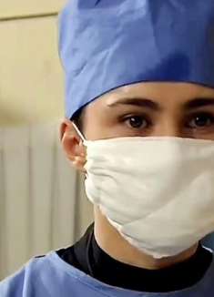 老婆难产留下孩子，丈夫的做法太感人了