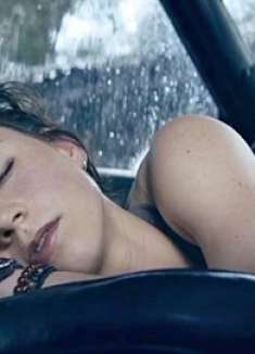 车窗外传来呼救声，女乘客却酣睡如泥，醒来才发现自己逃过一劫