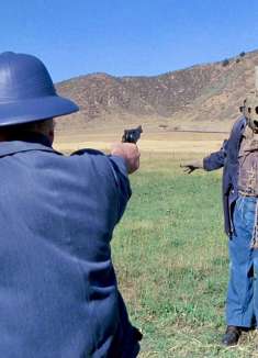 男孩惨遭村霸欺凌，最终化身稻草人，展开复仇之夜