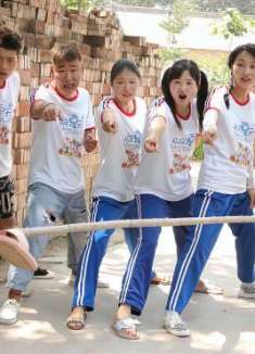 小伙伴玩比腿长，没想腿最短的莹莹竟然获得终极大奖！太逗了