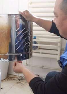 潍坊小伙拆洗用了15年的洗衣机，不拆不知道，拆开确实非常脏