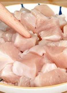 8块钱的鸡胸肉，按照这个方法做，出锅外酥里嫩，上桌就抢光