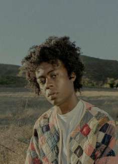 另类 R&B 与迷幻嘻哈：Pawpaw Rod 新歌「Glass House」