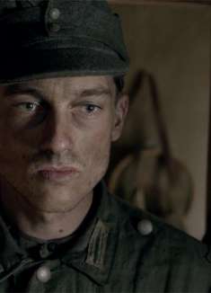 父辈：长官下令烧掉小木屋，士兵前去发现住了一户人家，狠不下心