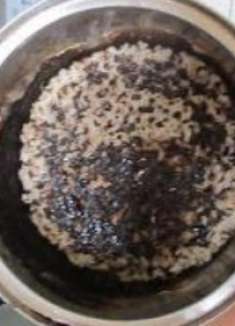 锅烧糊了切记别用钢丝球擦！老厨师教我一绝招，旧锅立马变新锅